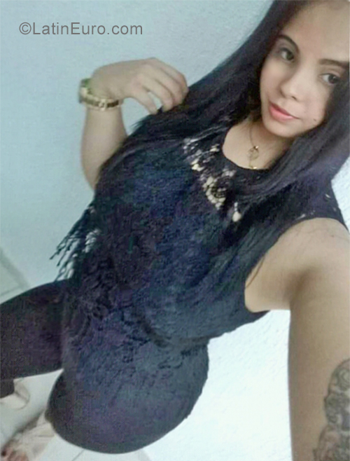 Date this sensual Venezuela girl Mia from Maracaibo VE2294