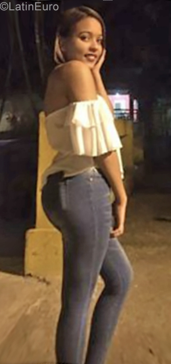Date this athletic Dominican Republic girl Emily from Santiago DO34528