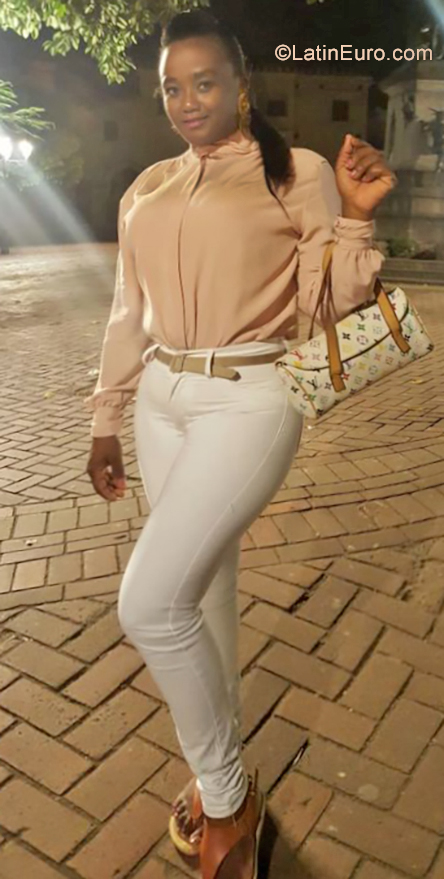 Date this gorgeous Dominican Republic girl Evelyn from Santo Domingo DO34587