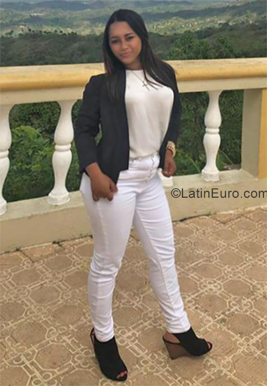 Date this gorgeous Dominican Republic girl Erika from Santo Domingo DO34602