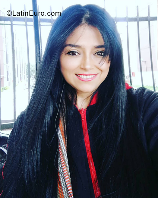 Date this voluptuous Colombia girl Juana from Bogota CO25271