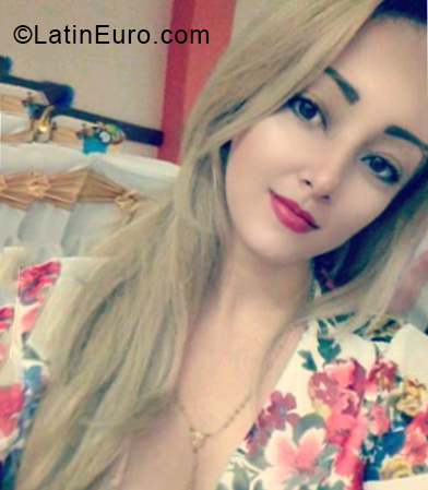 Date this voluptuous Ecuador girl Alexa from Esmeraldas EC322