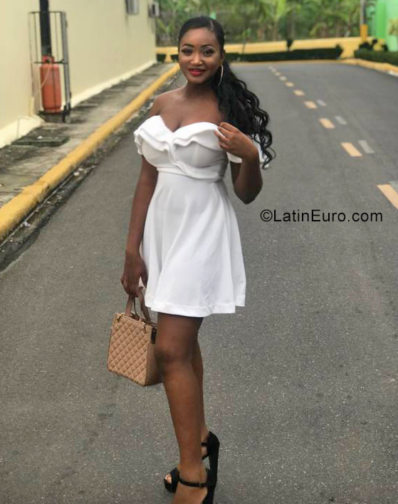 Date this voluptuous Dominican Republic girl Kim from Espaillat DO34725