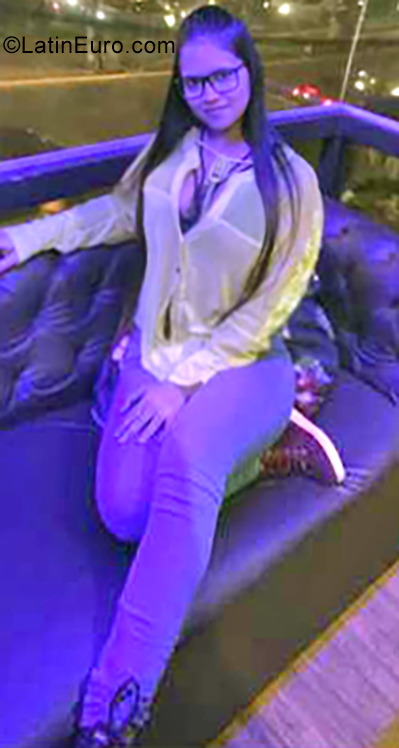 Date this happy Venezuela girl Laura from Anzoategui VE2360