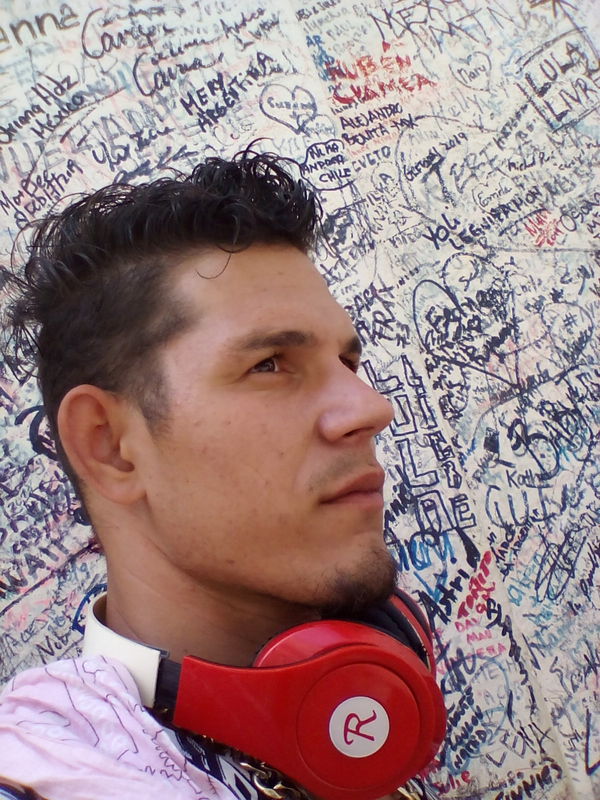 Date this young Cuba man Leoxander from Habana CU518