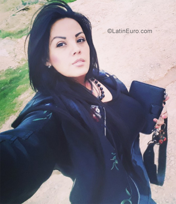 Date this attractive Colombia girl Geraldine mejia from Bogota CO25446