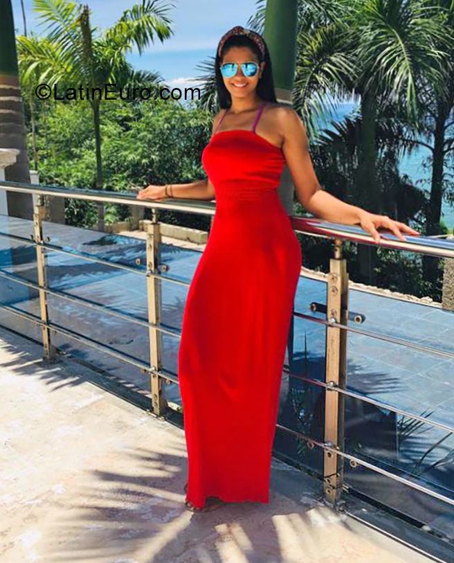 Date this voluptuous Dominican Republic girl Yeimy from Mao DO35011