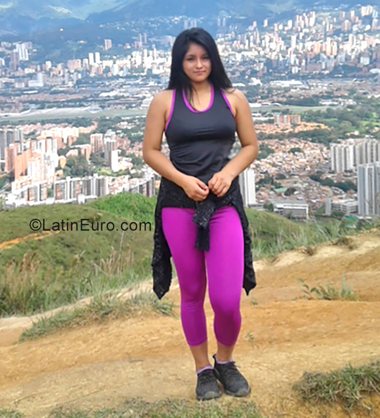Date this lovely Colombia girl Maria Elena from Cali CO25479