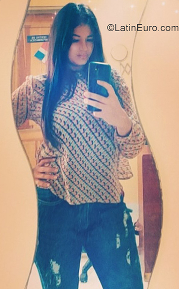 Date this happy Dominican Republic girl Emelie from Santo Domingo DO35035