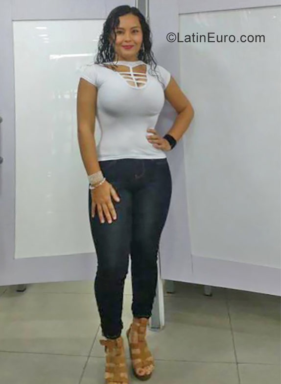 Date this happy Venezuela girl Rosbely from Barquisimeto VE2442