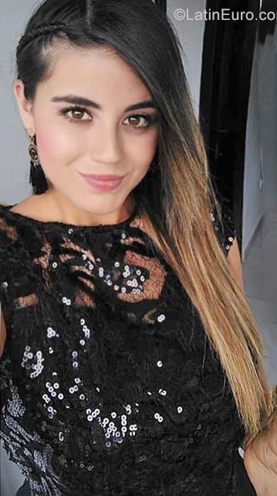 Date this nice looking Colombia girl Laura from Medellín CO25498