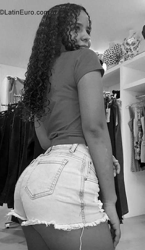 Date this athletic Colombia girl Dana from Cota CO25583