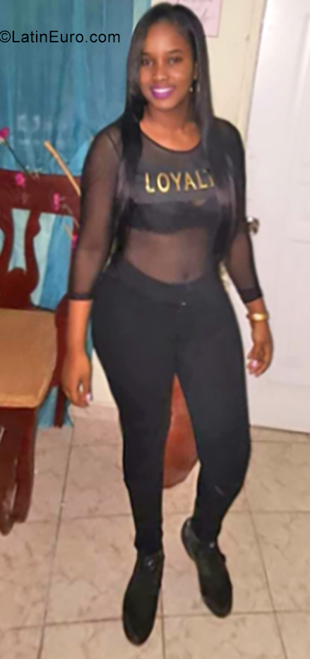 Date this foxy Dominican Republic girl Yokarie from Santo Domingo DO37285