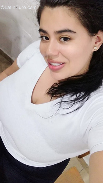 Date this attractive Colombia girl Deisy from Bogota CO25587
