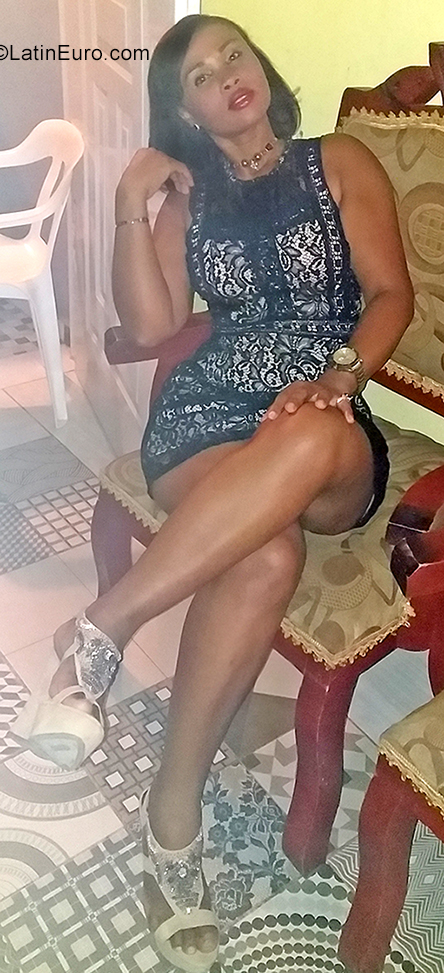 Date this stunning Dominican Republic girl Joselyn from Santiago DO35308