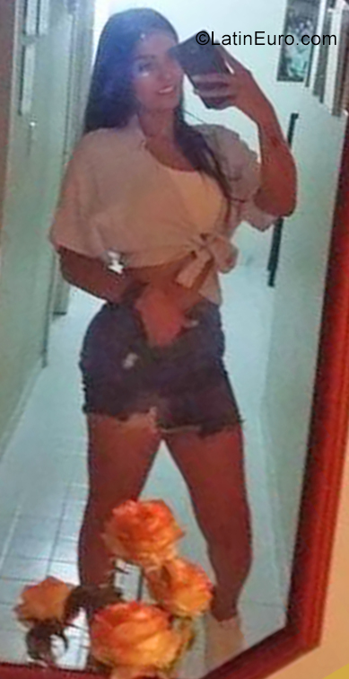 Date this foxy Colombia girl Daniela from Cali CO25653