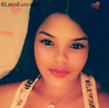 Date this happy Dominican Republic girl Ambar from Santo Domingo DO35372