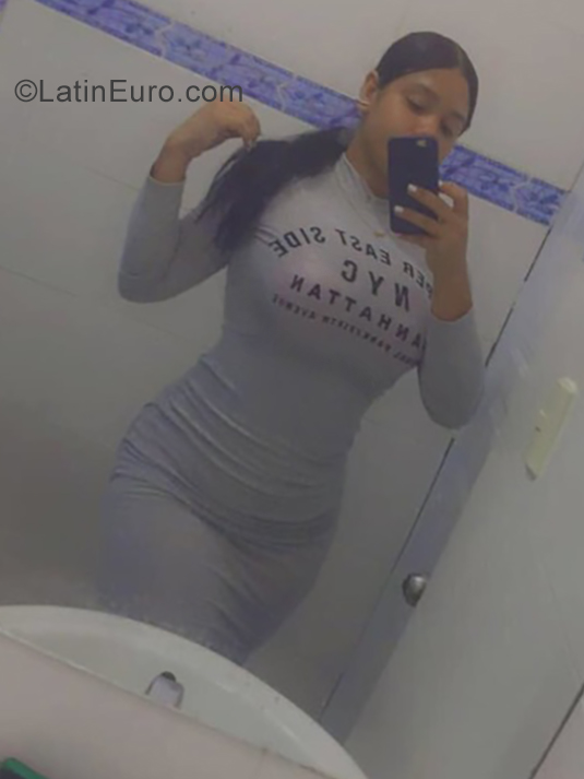 Date this tall Dominican Republic girl Genesis from Mao Valverde DO35850