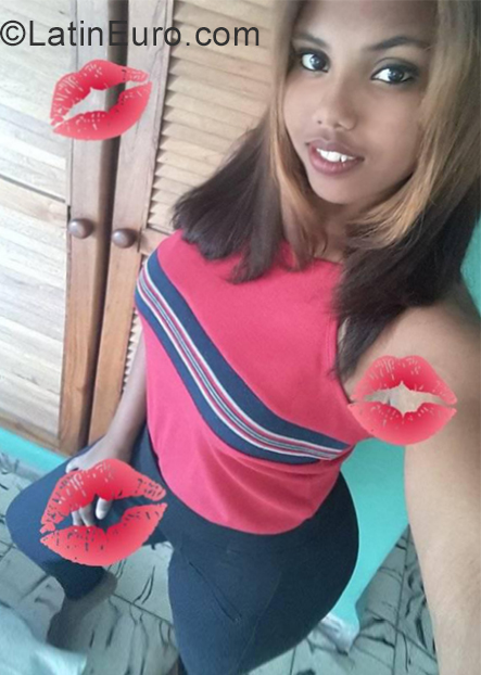 Date this athletic Cuba girl Daniela from Havana CU552