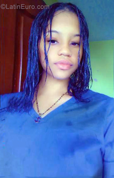 Date this attractive Dominican Republic girl Emily from Santo Domingo DO35515
