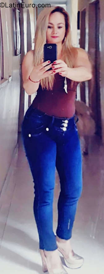 Date this lovely Colombia girl Luciana from Armenia CO25808
