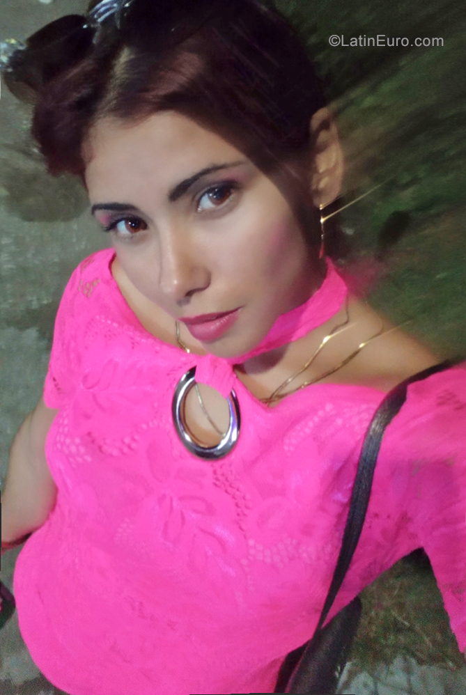 Date this charming Cuba girl Jessica from Havana CU554