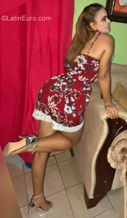 Date this foxy Dominican Republic girl Diosia from San Cristobal DO35594