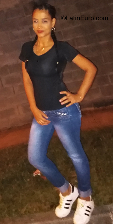 Date this young Colombia girl Yenireth from Cali CO25863