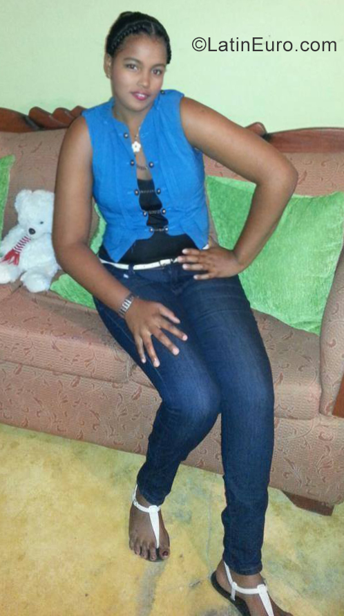 Date this tall Dominican Republic girl Darelia from Santiago DO35623