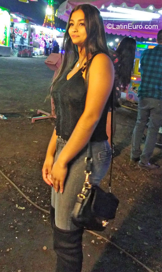 Date this happy Mexico girl Maryana from Guadalajara MX1676