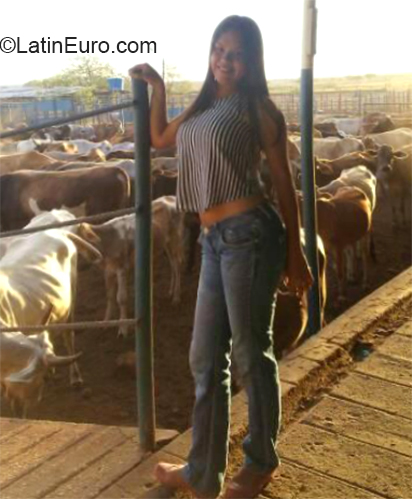Date this gorgeous Venezuela girl Gray from El Tigre VE2618