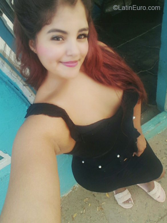 Date this beautiful Venezuela girl Andrea from Falcon VE2642