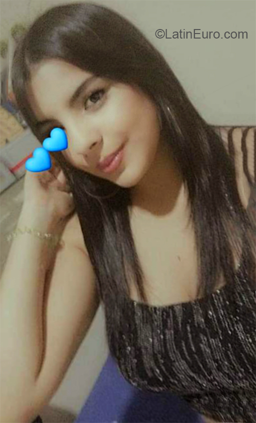 Date this foxy Colombia girl Dahiana from Medellin CO27025