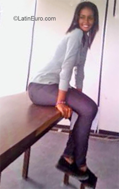Date this nice looking Venezuela girl Stefanie from Maturin VE2667