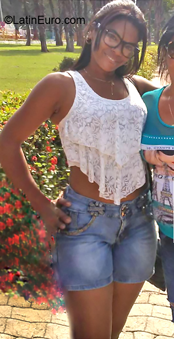 Date this happy Cuba girl Olannis from Havana CU581