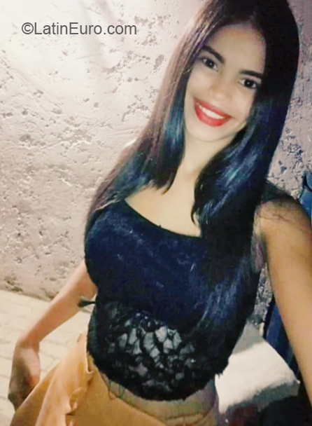 Date this georgeous Venezuela girl Daniely from Margarita Island VE2679