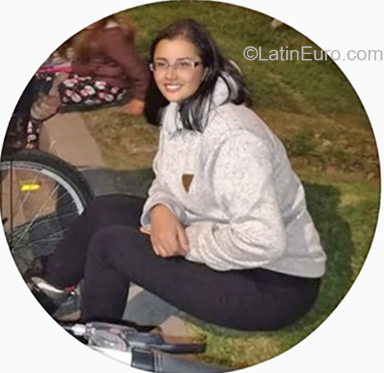 Date this hard body Colombia girl Yeraldin from Bogota CO26005