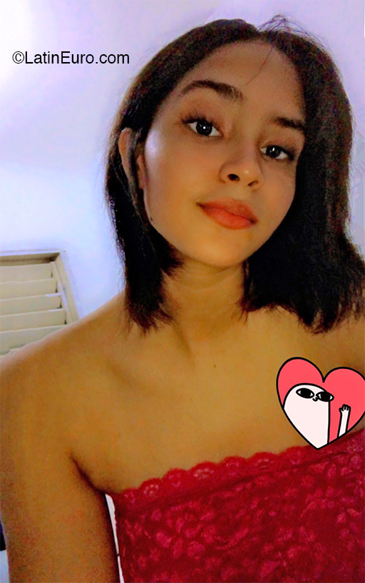 Date this good-looking Dominican Republic girl Destiny from Santo Domingo DO36060
