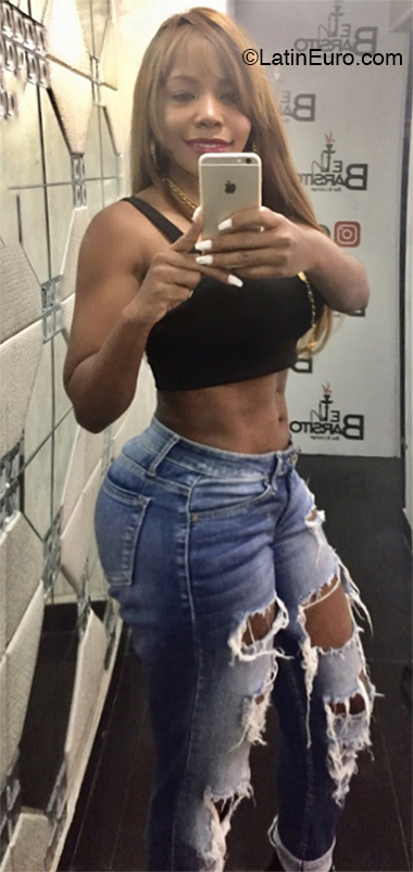 Date this hard body Dominican Republic girl Yakira from Santo Domingo DO36075