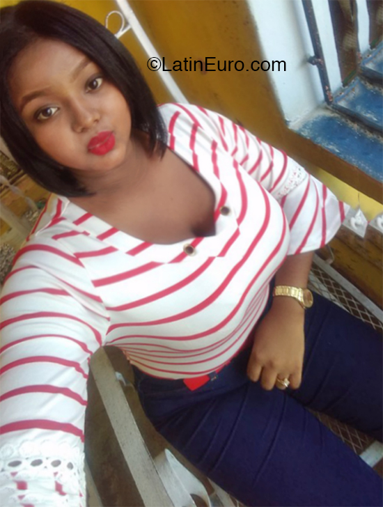 Date this gorgeous Dominican Republic girl Mariel from Santo Domingo DO36082