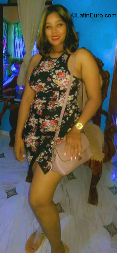 Date this pretty Dominican Republic girl Coralie from Santo Domingo DO36097