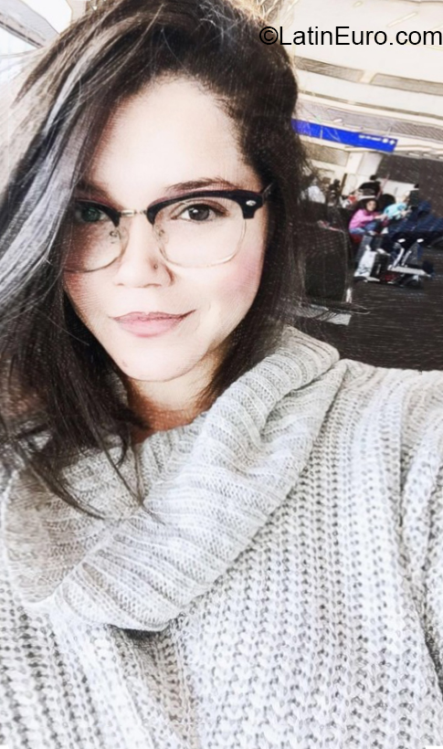 Date this nice looking Colombia girl Vann from Medellin CO26086