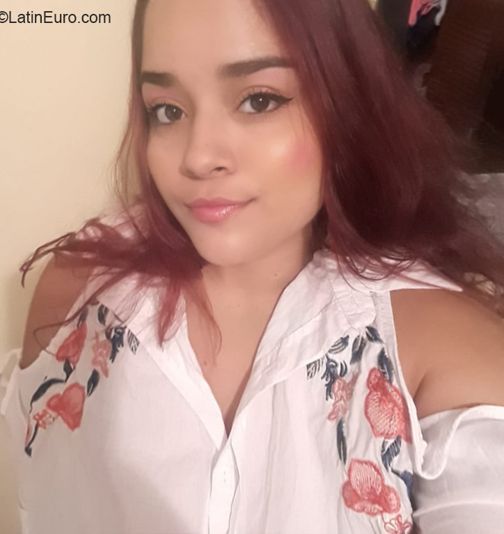 Date this attractive Colombia girl Isabel from Medellin CO26135