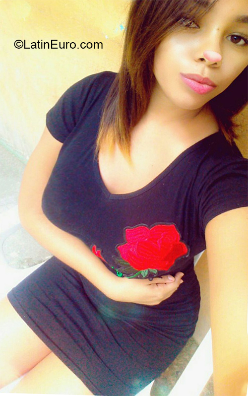 Date this voluptuous Dominican Republic girl Yersie from Santiago DO36235