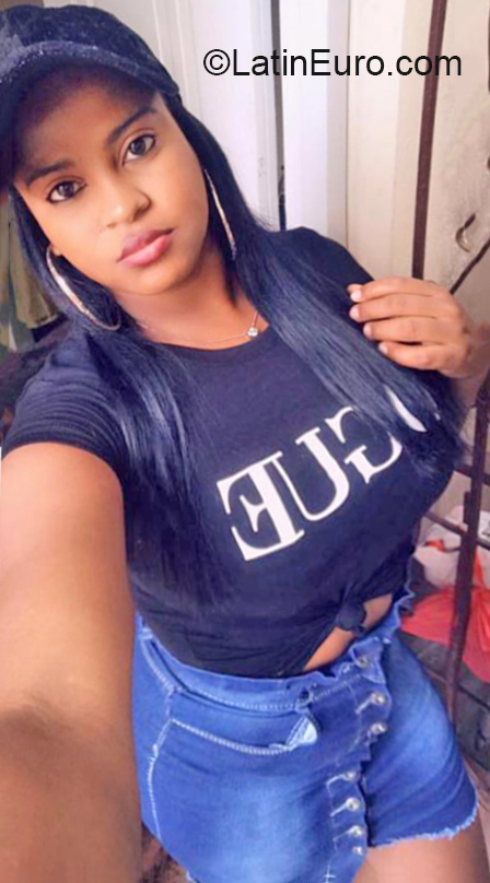 Date this pretty Dominican Republic girl Yahara from Santo Domingo DO36273