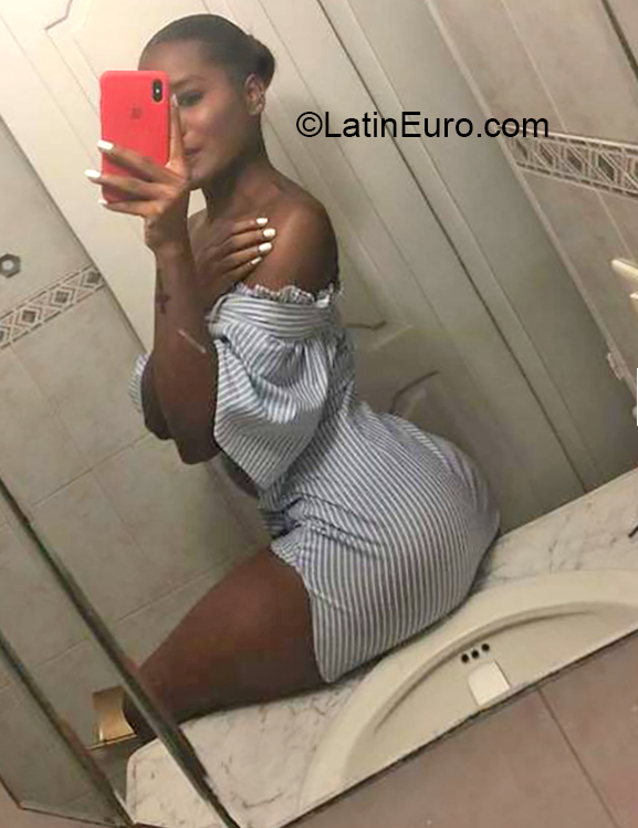 Date this sensual Colombia girl Mara from Cali CO26158