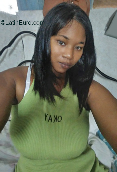 Date this happy Cuba girl Lisandra from Havana CU615