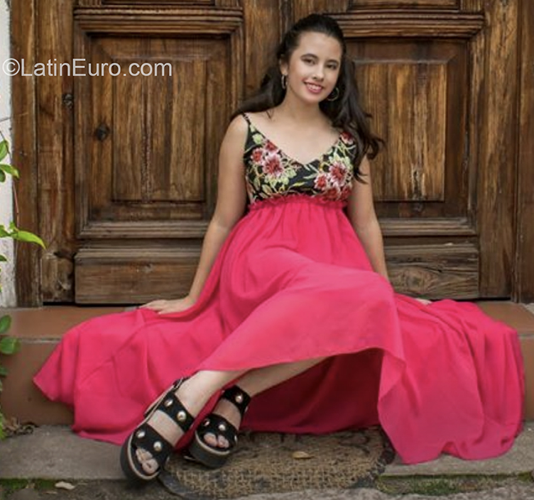 Date this voluptuous Argentina girl Giuli from Mendoza AR257