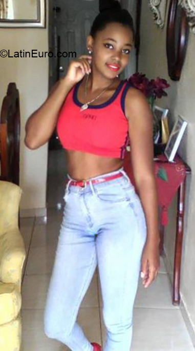 Date this happy Dominican Republic girl Mariela from Santo Domingo DO36641