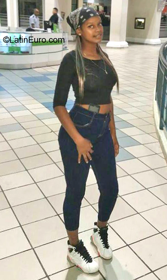 Date this nice looking Dominican Republic girl Claudia from Santo Domingo DO36807